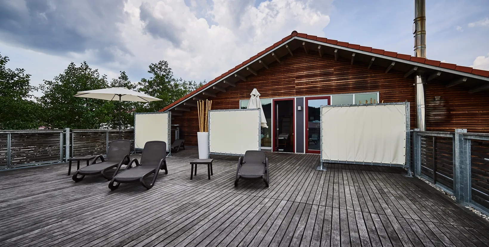 Sonnenterrasse mit Liegestühlen